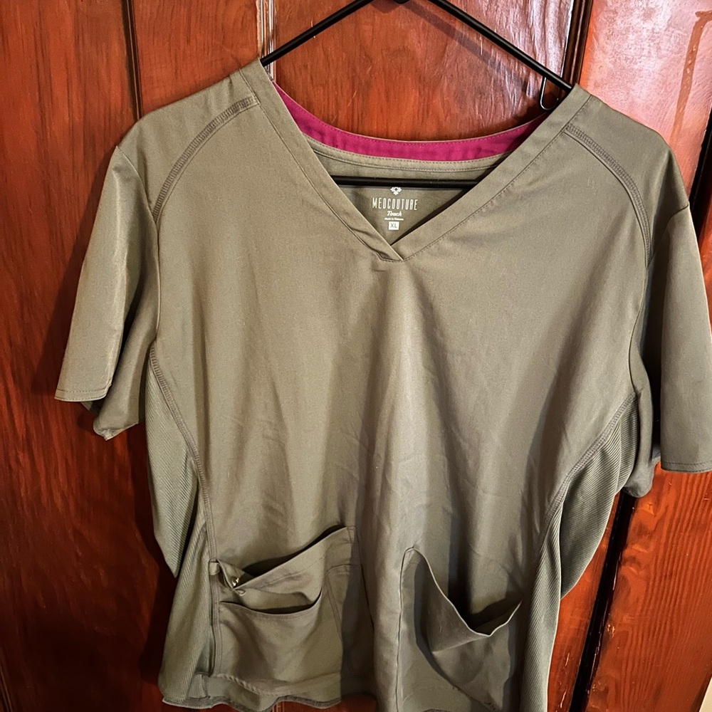 Med Couture Olive Green V Scrub Top size XL style 7459